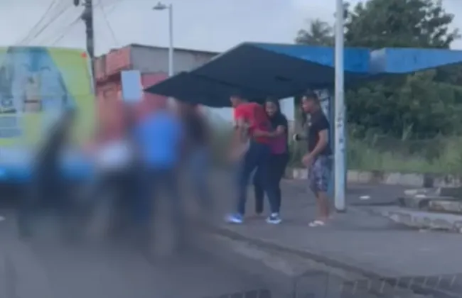Imagem ilustrativa da imagem População revoltada: ladrão é espancado ao tentar assaltar buzu