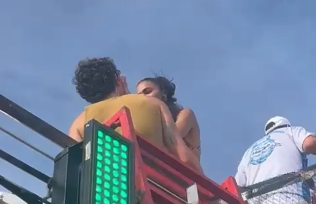 Imagem ilustrativa da imagem Vídeo: Bruna Marquezine e Shawn Mendes curtem romance ao som de Ivete