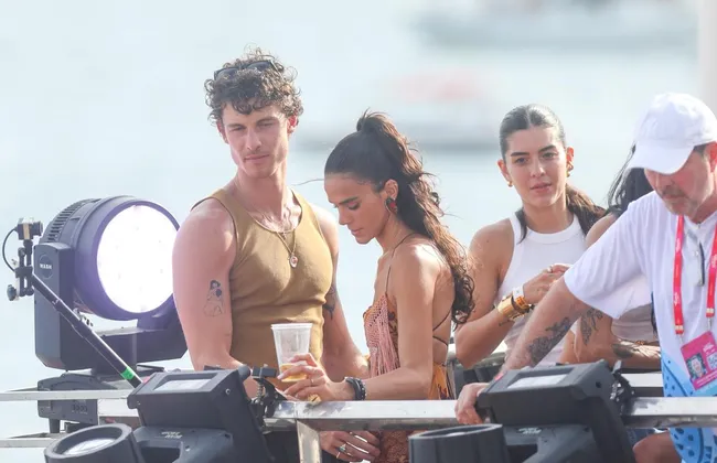 Imagem ilustrativa da imagem Vídeo: Bruna Marquezine e Shawn Mendes curtem romance ao som de Ivete
