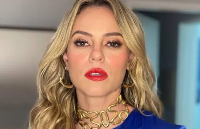 Imagem ilustrativa da imagem Vídeo: Paolla Oliveira arranca suspiros ao provar lingeries