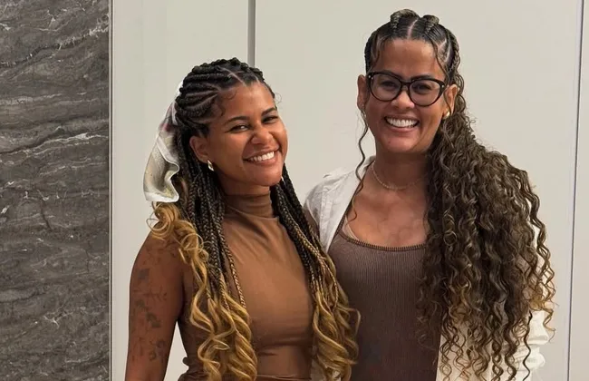 Imagem ilustrativa da imagem Vídeo: mãe de Sheuba corta o cabelo em tratamento contra câncer