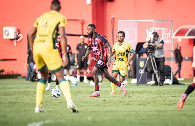 Imagem ilustrativa da imagem Vitória encaminha renovação do lateral Ramon; saiba os detalhes