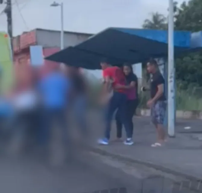 Imagem ilustrativa da imagem População revoltada: ladrão é espancado ao tentar assaltar buzu
