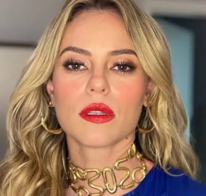 Imagem ilustrativa da imagem Vídeo: Paolla Oliveira arranca suspiros ao provar lingeries