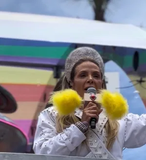 Imagem ilustrativa da imagem Adeus, Tia Carla! Último Pipoca Doce vira mar de emoção no Carnaval