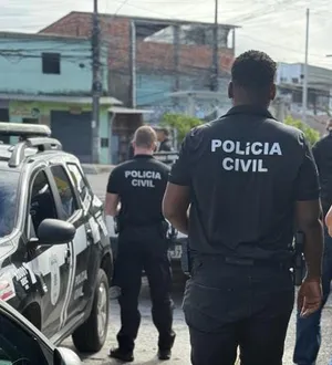 Imagem ilustrativa da imagem Homem é pego no pulo vendendo abadás a "preço de banana"; veja