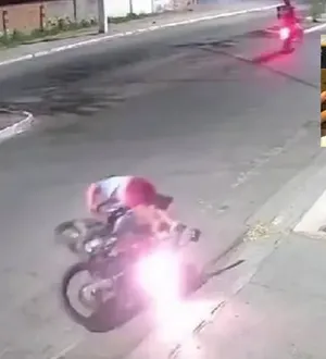 Imagem ilustrativa da imagem Adolescente que deu 'grau' em moto e atropelou mulher é apreendido