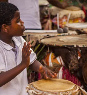 Imagem ilustrativa da imagem Afoxé Olorum Baba Mi oferta oficinas gratuitas de percussão e adereços