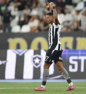 Imagem ilustrativa da imagem Atacante do Botafogo marca luta com torcedor: “Arrancaria seus dentes”