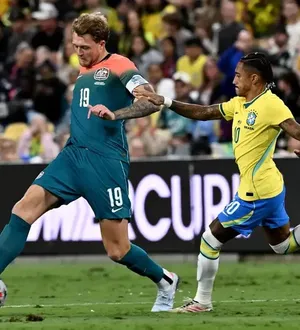 Imagem ilustrativa da imagem Brasil faz jogo apático e empata no sufoco com a Austrália