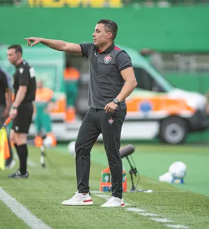 Imagem ilustrativa da imagem Chape sai na frente, mas Vitória mostra coragem e empata no final