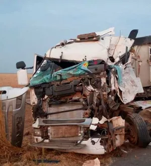 Imagem ilustrativa da imagem Colisão frontal entre carretas na BR-324 deixa dois mortos na Bahia