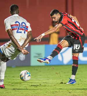 Imagem ilustrativa da imagem Com dose dupla e golaço, Vitória bate o Piauí pela Copa do Nordeste