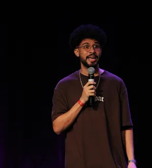 Imagem ilustrativa da imagem Comediante Dan Carvalho apresenta o show Coisas Leves