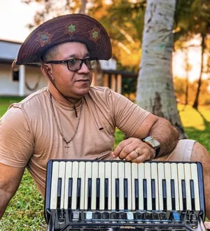 Imagem ilustrativa da imagem Dudu Francis lança série familiar com participação de Adelmário Coelho