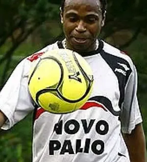 Imagem ilustrativa da imagem Edilson relembra episódio de tiros no CT do Vitória