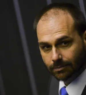 Imagem ilustrativa da imagem Eduardo Bolsonaro é demitido de cargo na Polícia Federal