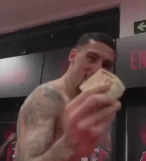 Imagem ilustrativa da imagem Erick paga R$ 250 a Baralhas após assistência que gerou golaço