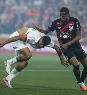 Imagem ilustrativa da imagem Everaldo perde pênalti nos acréscimos e Bahia cai para o Athletico-PR