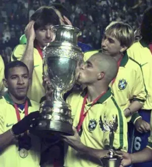 Imagem ilustrativa da imagem Ex-seleção é assaltado enquanto levava filho para partida de futsal