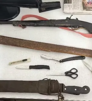 Imagem ilustrativa da imagem Filho é preso após ameaçar e quebrar móveis da casa da mãe