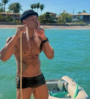 Imagem ilustrativa da imagem Flavinho, do Pagod'art, causa furor ao surgir de sunga em lancha