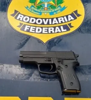 Imagem ilustrativa da imagem Homem é preso após apontar arma falsa para casal na BR-324