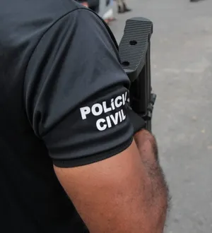 Imagem ilustrativa da imagem Idoso é preso após dar R$ 2 para abusar adolescente de 13 anos