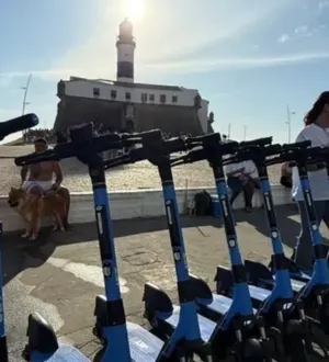 Imagem ilustrativa da imagem Irmãos são presos por assaltos com patinetes na Barra e Ondina