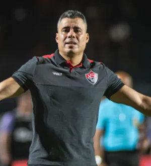 Imagem ilustrativa da imagem Jair Ventura lamenta possíveis lesões de dupla titular do Vitória