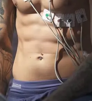 Imagem ilustrativa da imagem Jogador do Vitória surge com piercing no umbigo e internet reage; veja