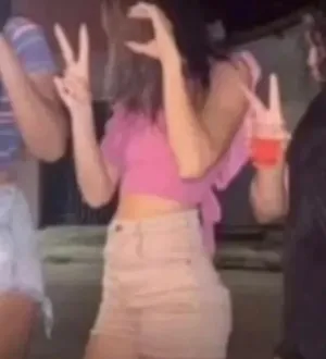 Imagem ilustrativa da imagem Jovem é executada após fazer sinal do CV durante live com amigas