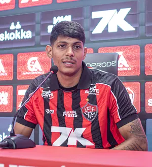 Imagem ilustrativa da imagem Jovem volante chega ao Vitória e expõe desejo: "Ser comprado"