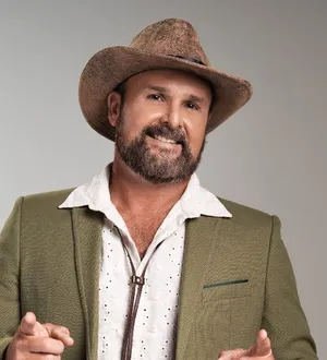 Imagem ilustrativa da imagem Léo Estakazero celebra 30 anos de carreira em ensaio de São João