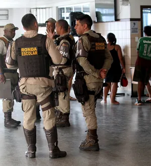 Imagem ilustrativa da imagem Mãe de aluno tenta 'bafar' arma de PM em escola da Pituba