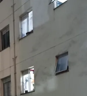 Imagem ilustrativa da imagem Mulher pula do terceiro andar com filha no colo para fugir de agressor