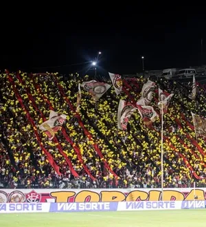 Imagem ilustrativa da imagem Pressão aumenta e torcida do Vitória pede saída de Jair Ventura