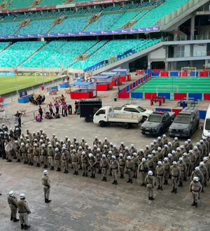 Imagem ilustrativa da imagem Suspeita de torcedor infiltrado do Vitória gera pancadaria no Ba-Vi