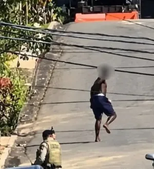 Imagem ilustrativa da imagem Vídeo flagra troca de tiros entre homem armado e PM no meio da rua