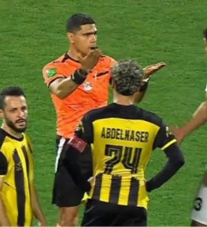 Imagem ilustrativa da imagem Vídeo: jogador beija árbitro após decisão do VAR