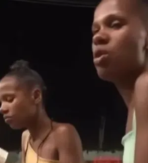 Imagem ilustrativa da imagem Vídeo mostra mulher tendo dedos arrancados no tribunal do crime; veja