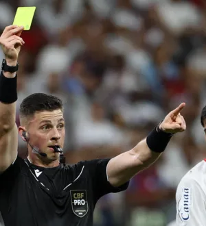 Imagem ilustrativa da imagem Vídeo: radialista baiano confronta árbitro de Bahia x Palmeiras