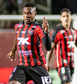 Imagem ilustrativa da imagem Vitória renova contrato com volante Dudu; saiba mais