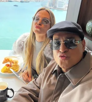 Imagem ilustrativa da imagem Xanddy Harmonia, Carla Perez e família curtem férias pela Europa