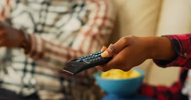 Imagem ilustrativa da imagem 5 séries de até 30 minutos para acompanhar durante o almoço de domingo