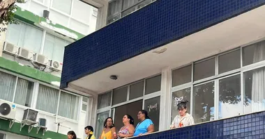 Imagem ilustrativa da imagem Camarote em casa: foliões curtem Carnaval na varanda