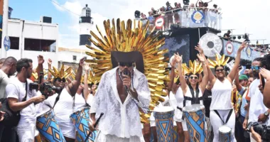 Imagem ilustrativa da imagem Carlinhos Brown abre Arrastão da Quarta de Cinzas com entrega de padê