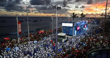 Imagem ilustrativa da imagem Cor em meio ao tapete branco: foliões LGBTs curtem os Filhos de Gandhy