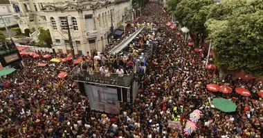 Imagem ilustrativa da imagem Paquera na muvuca? Foliões revelam como arrasar com os contatinhos