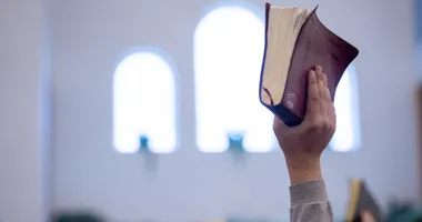 Imagem ilustrativa da imagem Pastor 'pega ar' e deseja que membros de escola de samba tenham câncer